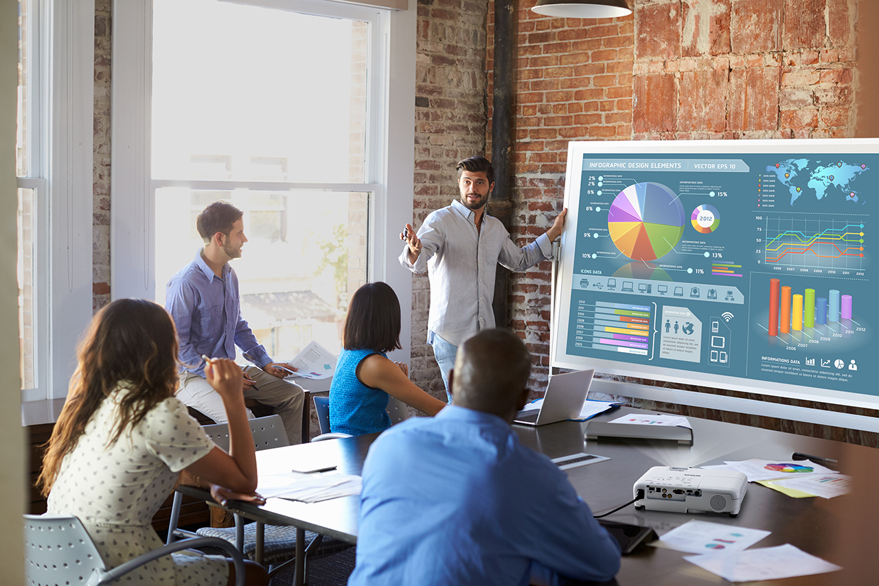 https://backend.vidis.pl/api/media/c/public/fp/product_descriptions_files/Epson/eb-fh52series-scene-01.jpg